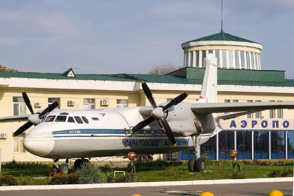 P.S. На фото – самолёт АН-24 около здания старого аэропорта в городе Саратове