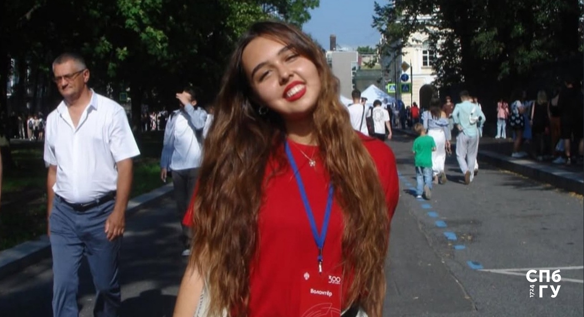 Полина в качестве волонтёра на Дне первокурсника в 2024 году