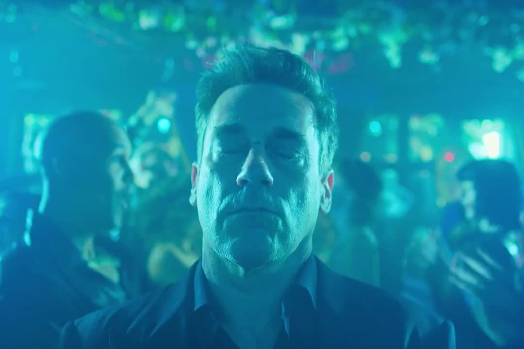 Джон Хэмм танцует в клубе