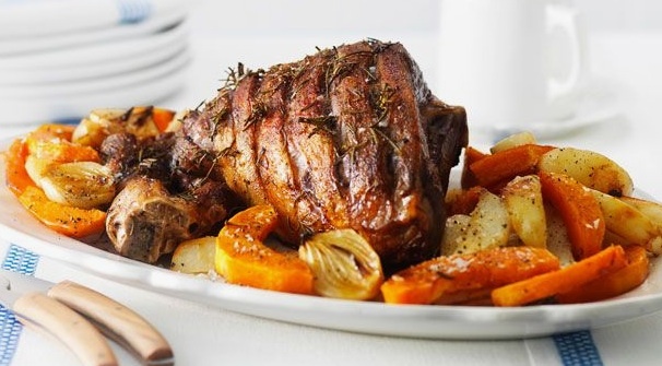 Баранья нога в духовке с овощами.
