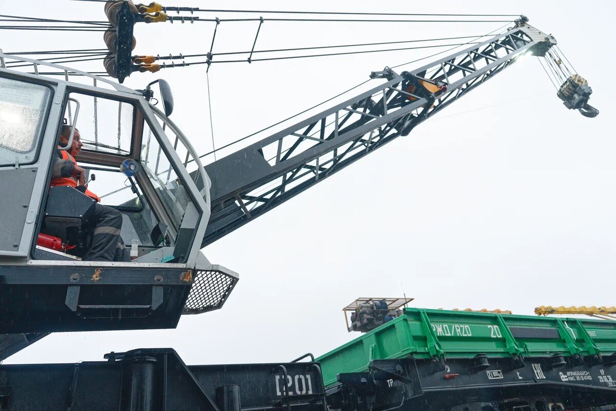 Машинист УЖДТ Борис Новиков уже освоил новую технику. Фото Владимира Авдеева / «Медиацентр»