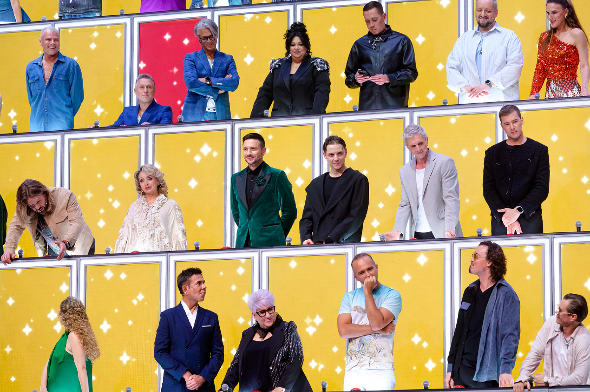 Ваня Дмитриенко и другие члены жюри шоу «Ну-ка, все вместе!». Фото: телеканал «Россия»