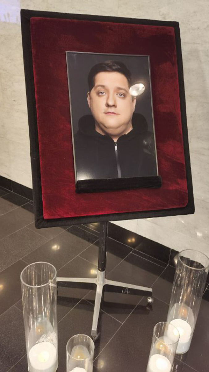 Траурный портрет Романа Попова. Фото: Ольга Храбрых / Teleprogramma.org