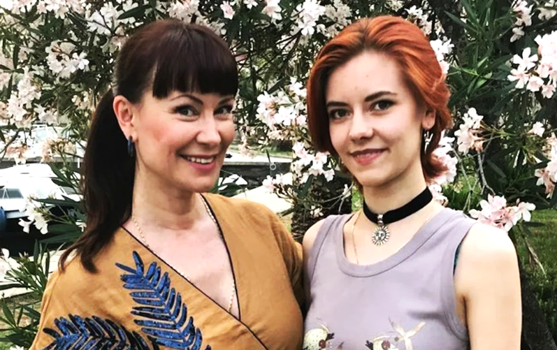 на фото Нонна Гришаева с дочкой Настей