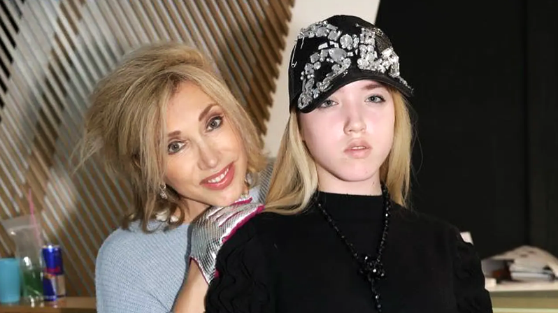 на фото Елена Воробей с дочкой