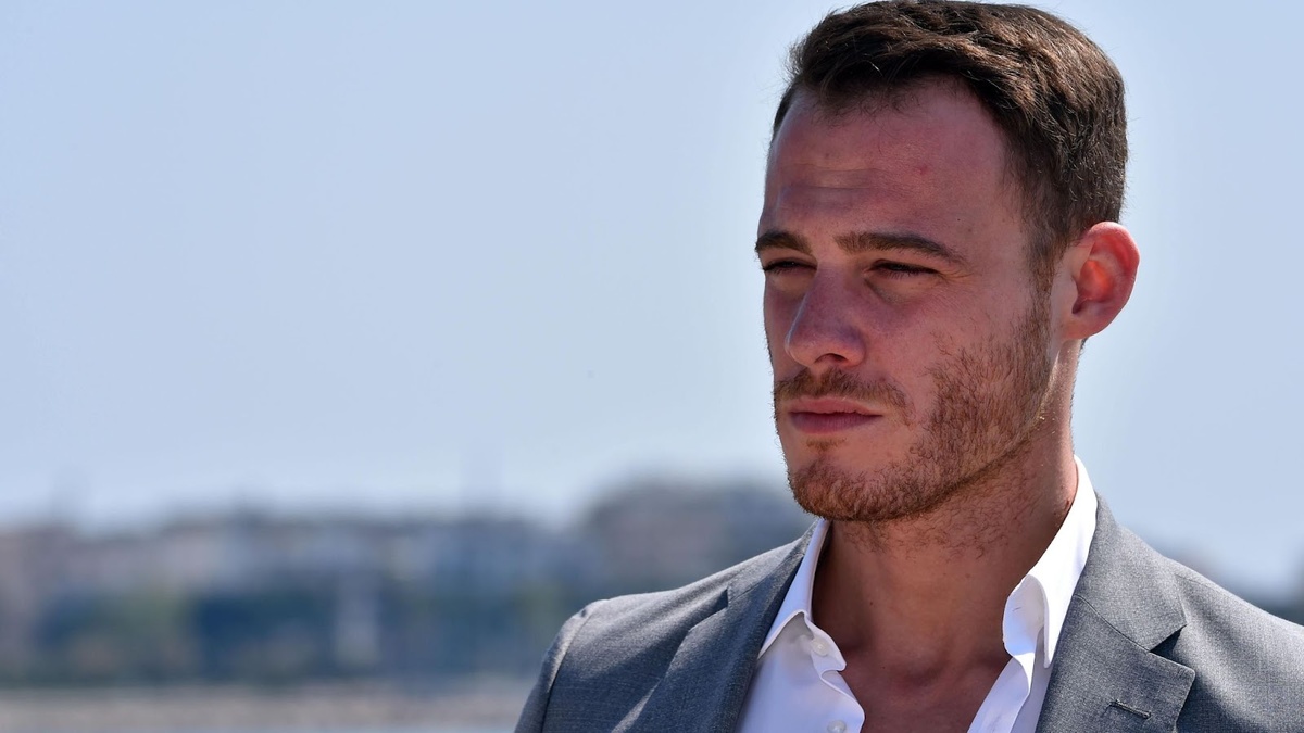 Актер Керем Бурсин