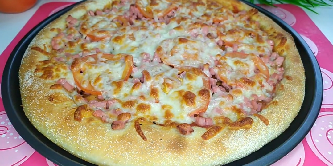 Домашняя пицца с колбасой сыром и помидором🍕