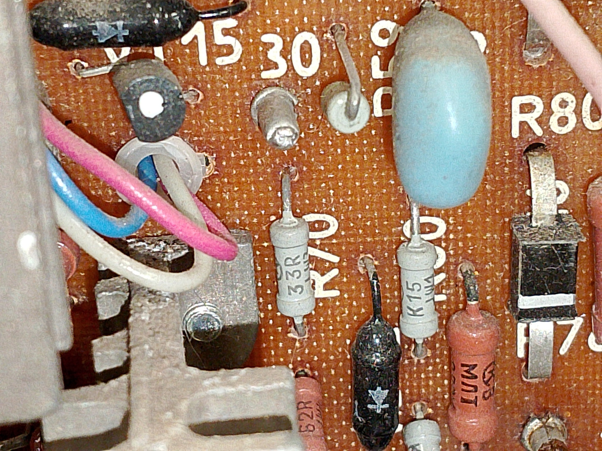 Огонь случился в этом месте платы, но с другой стороны. Выгорели практически все резисторы в этой локации.