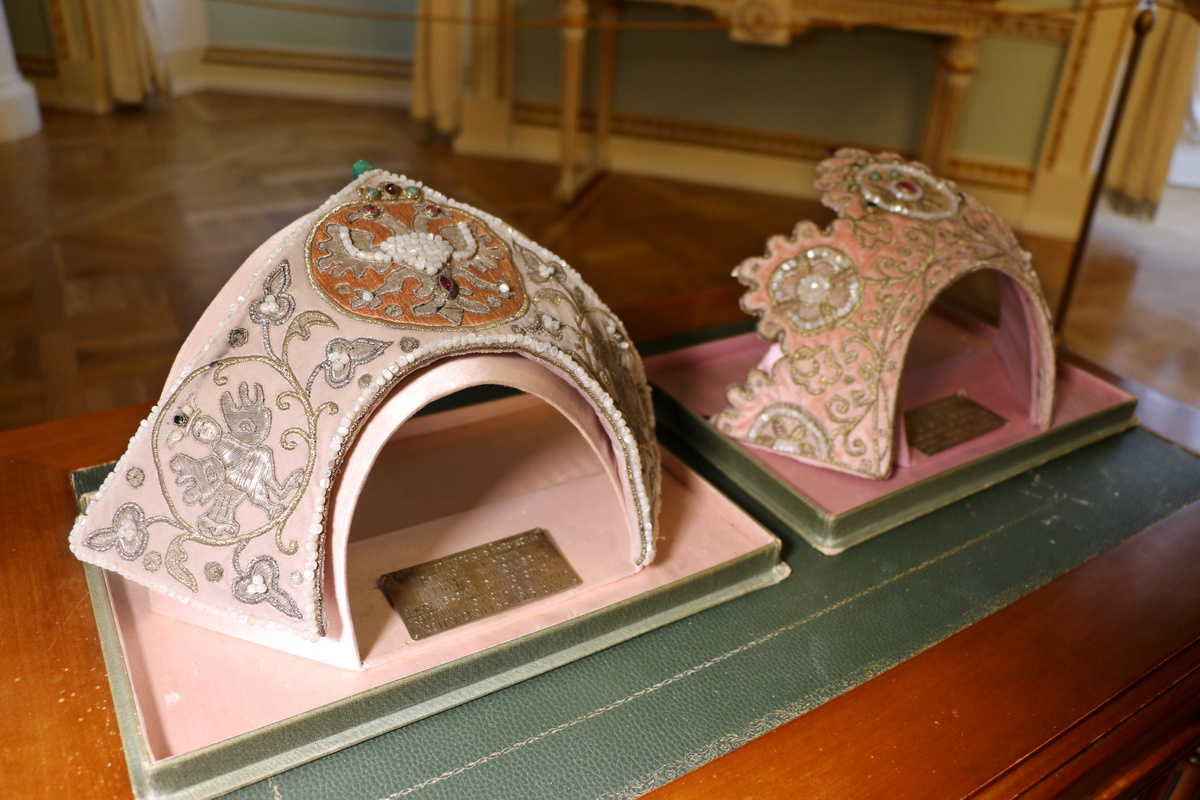 Кокошники великих княжон Татьяны и Анастасии, дочерей последнего российского императора Николая II. Музей-заповедник "Павловск"