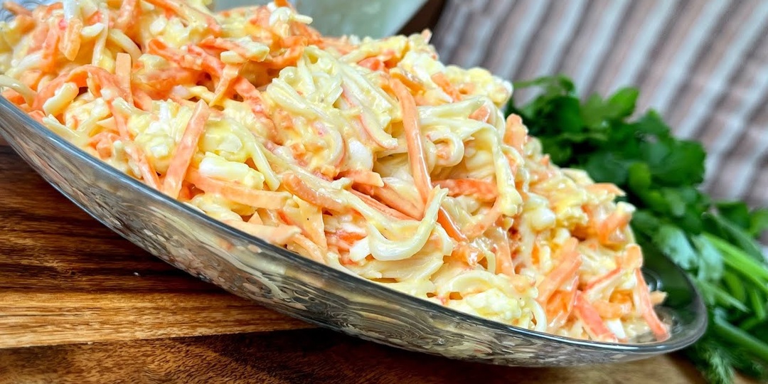 Стол заставлен, а едят этот салат из корейской моркови. Приготовила за 2 минуты