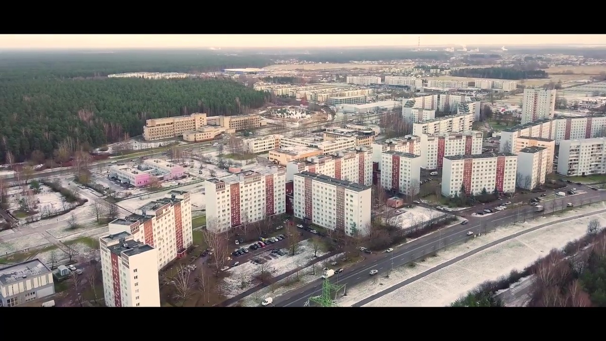 Микрорайон 80-х в советской Риге. Обратите внимание на интересныенадстройки- мансарды девятиэтажек! О них я расскажу.