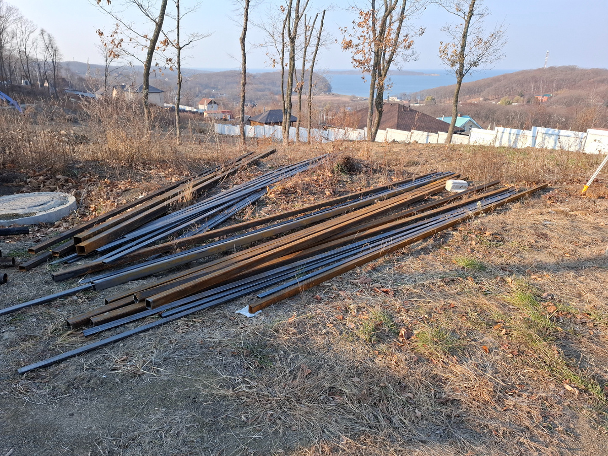 Профильные трубы разного калибра.
