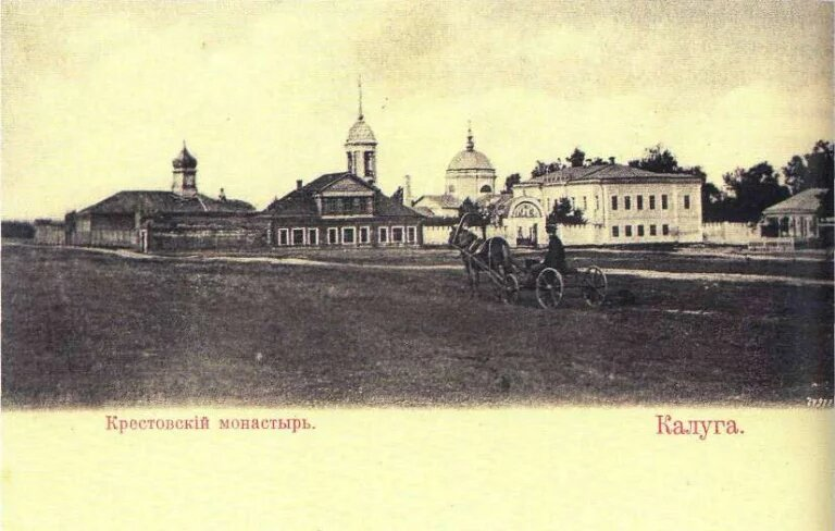 Крестовское поле - местность на северной окраине Калуги (старой Калуги), ограниченное современными улицами Баррикад, Телевизионной, Карла Либкнехта, Московской. Было названо в честь Крестовоздвиженского (Крестовского) мужского монастыря. После революции переименовано в Октябрьское поле, на котором было оборудовано стрельбище для красноармейцев калужского гарнизона. Позже название сменили на Поле Свободы. https://vk.com/wall385626794_851 