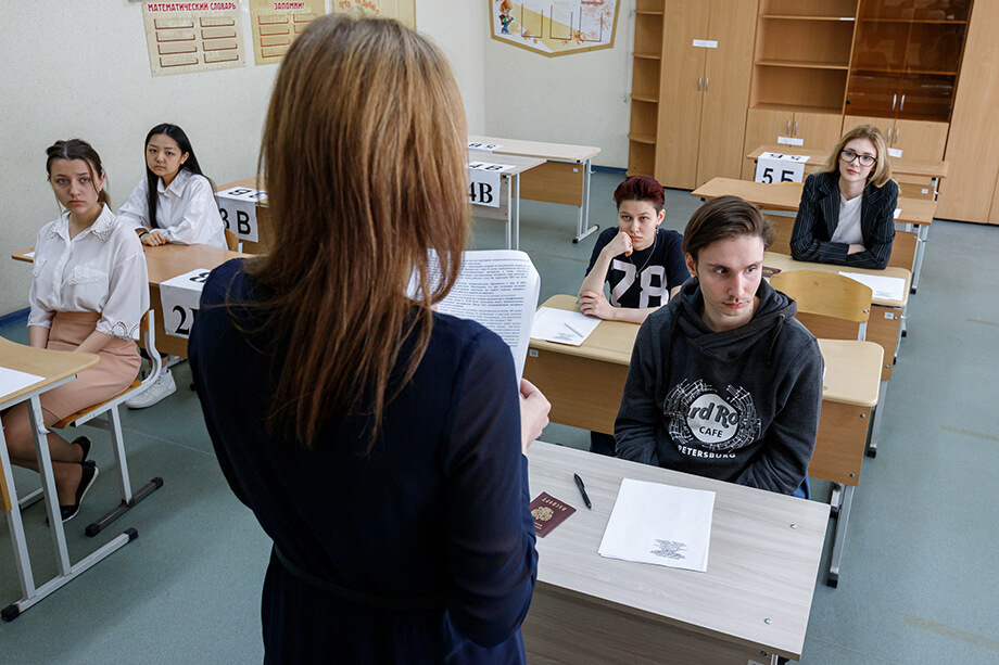 Эксперты предупреждают, что новые требования к вступительным экзаменам могут сократить поток абитуриентов в педагогические вузы и усугубить дефицит учителей. | Фото: Александр Мамаев/Octagon.Media
