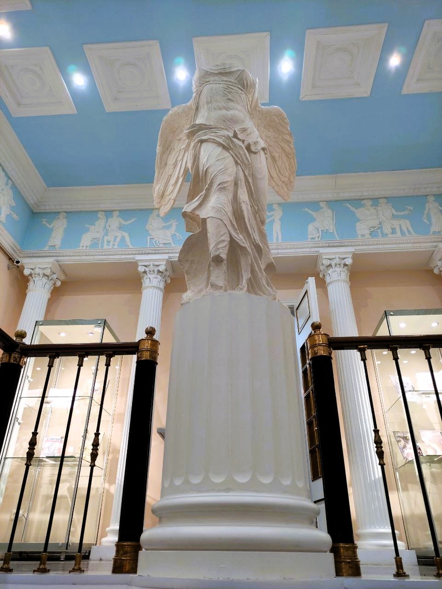 Копия статуи Ники Самофракийской в одном из музеев ирбита. Фото автора