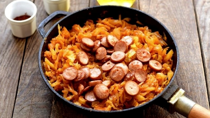 тушеная капуста с сосисками