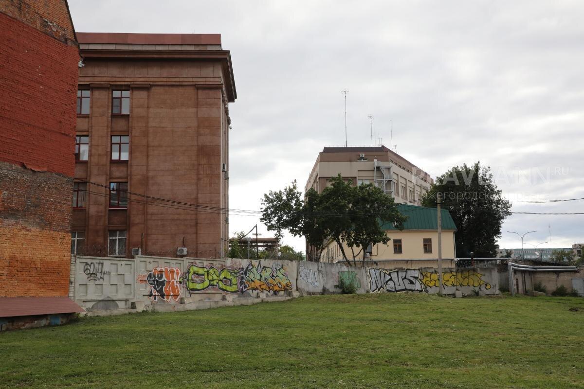    На футбольном поле стадиона \