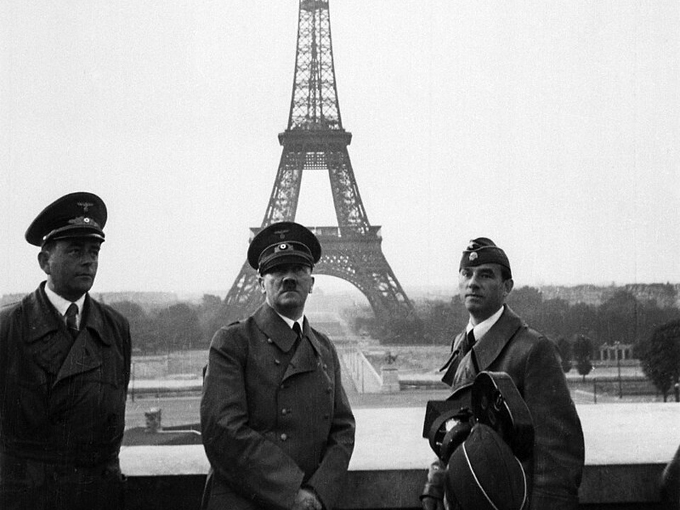 Шпеер, Гитлер и Арно Брекер в захваченном Париже. 23 июня 1940 года.