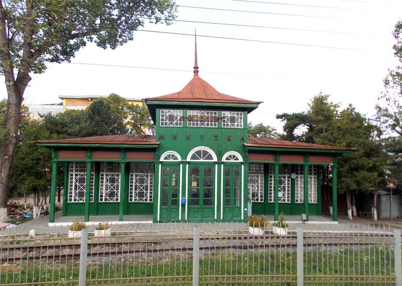 Ж/д станция "Минутка" в Кисловодске - отсюда начинается путь к Кольцо-горе.  Фото автора.