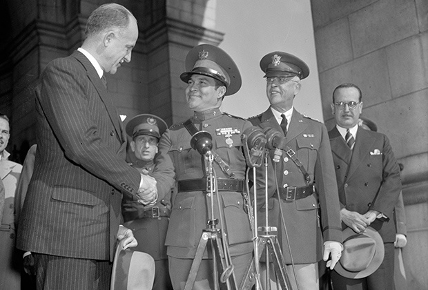 Батиста на встрече с представителями американских властей в США