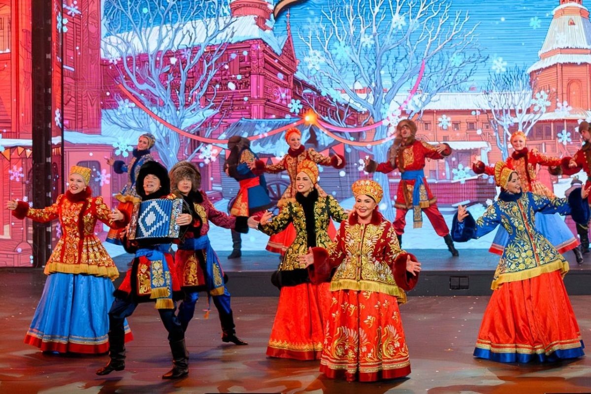    Костюмы идеально вписались в контекст творчества ансамбля