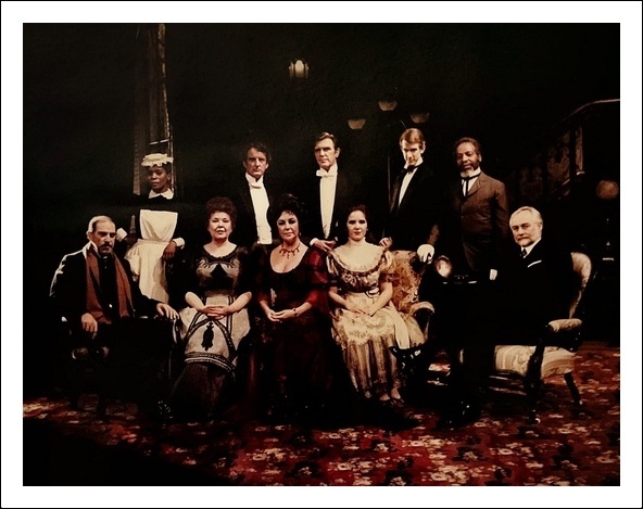 С участниками постановки «Лисенята». Третья в нижнем ряду - Элизабет Тейлор (фотография предоставлена Диннин, дочерью Николаса, на странице в Фейсбуке)