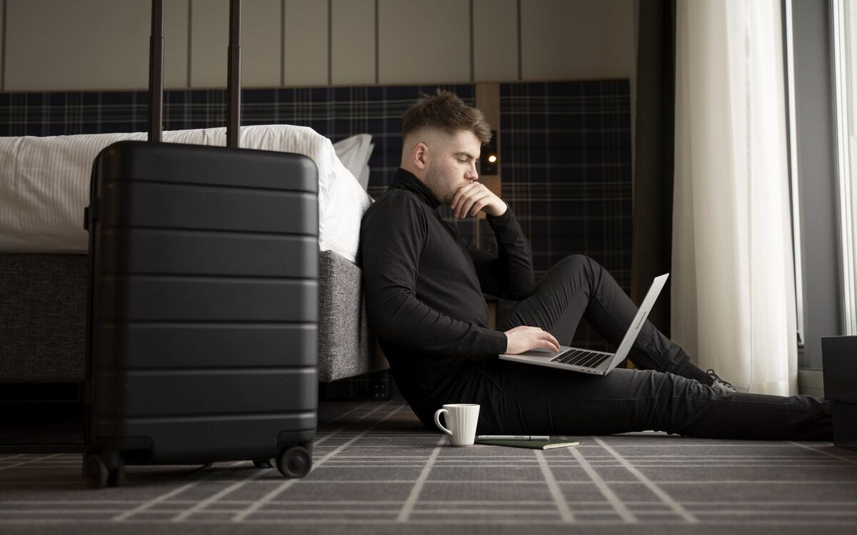    Кабмин разрешил заселяться в отели по загранпаспорту и водительскому удостоверению Фото – ru.freepik.com