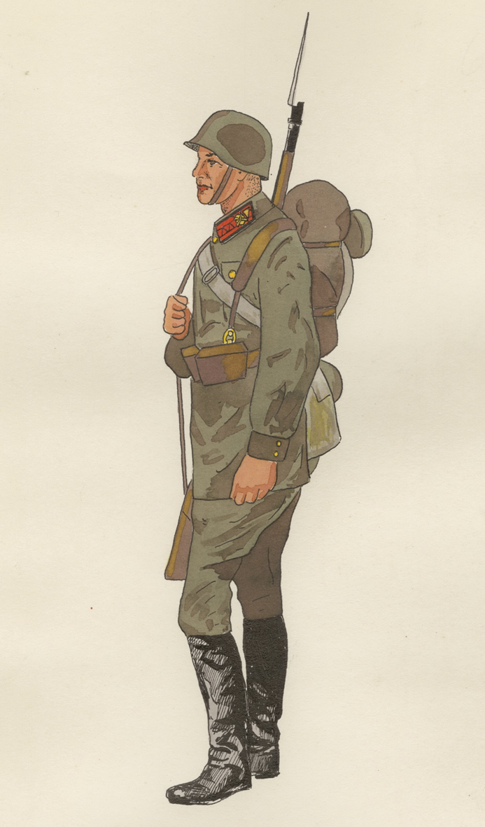 Сержант пехоты РККА, в полевой форме образца 1935 года, со стальным шлемом СШ-36 и винтовкой Мосина.