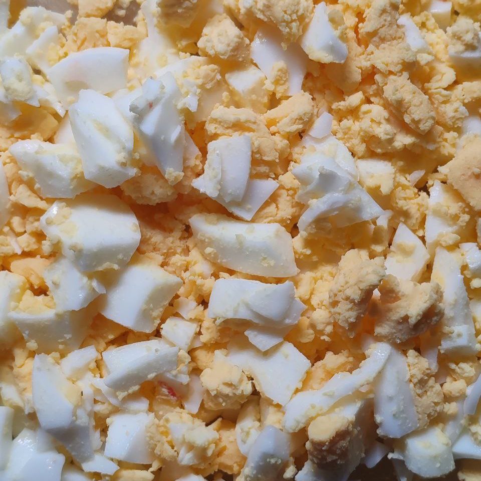 Нарезаем яйца