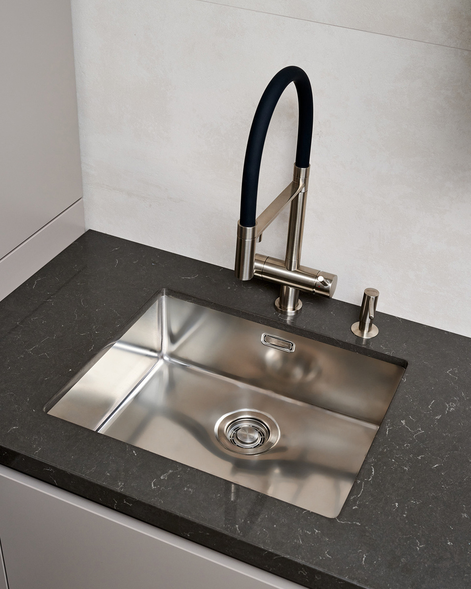 Мойка подстольного монтажа в реализации проекта мебельной фабрики "Мария"