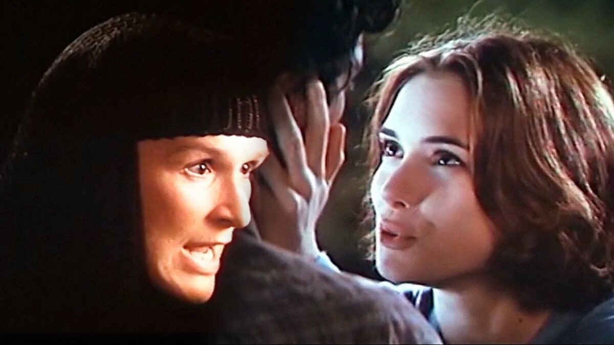    Кадры из трейлера фильма "Дом духов"