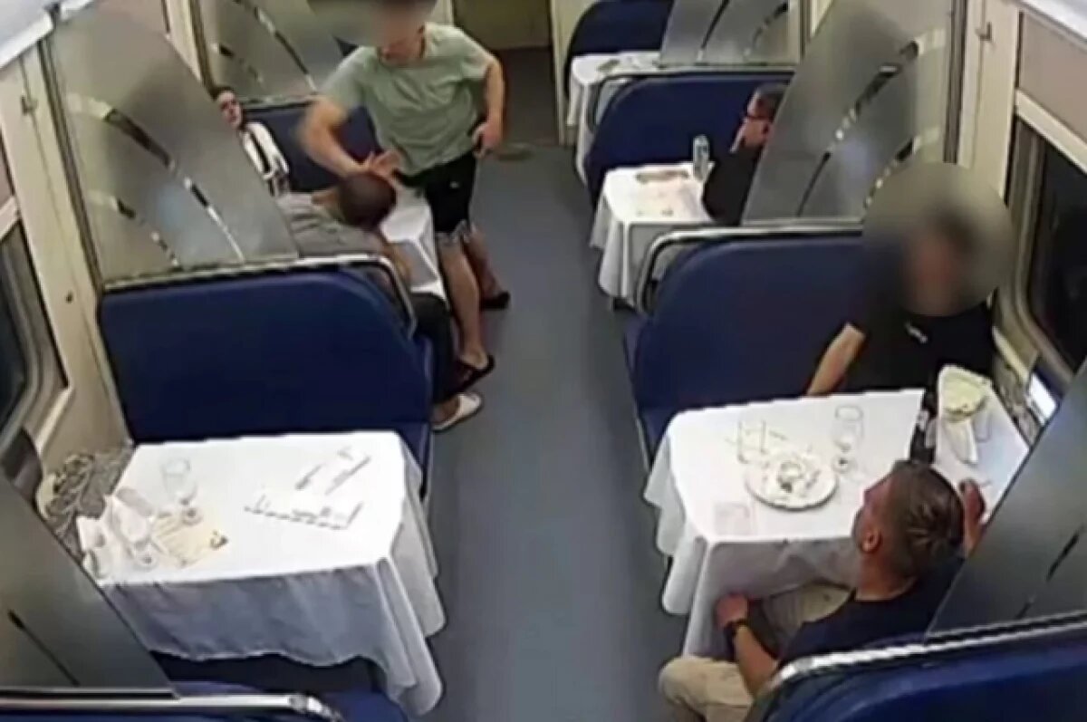    В Бежецке с поезда сняли сильно пьяного пассажира, который дрался и кусался