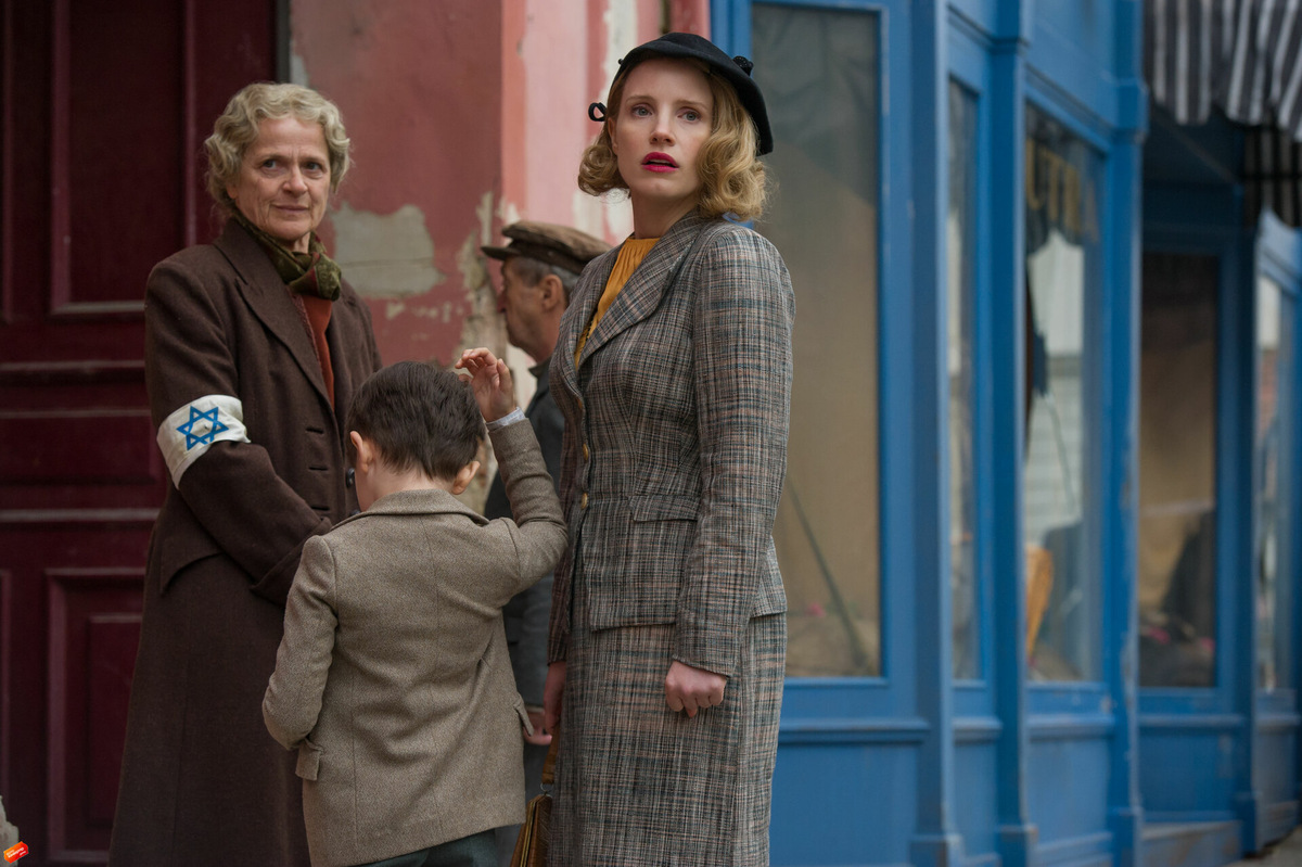 Кадр «Жена смотрителя зоопарка»: Варшава, начало оккупации, решение помочь соседям из Варшавского гетто, (источник: kinopoisk.ru)