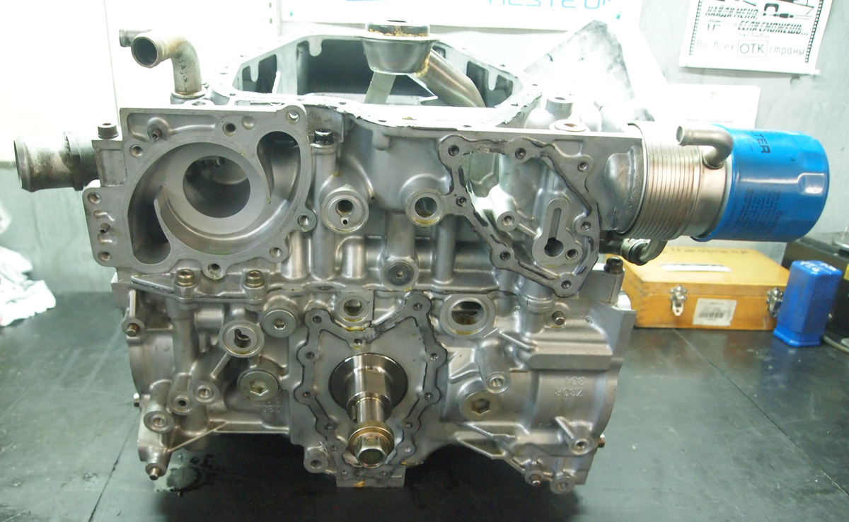 Фото 2. Низ двигателя. (или скорее «середина»😊)