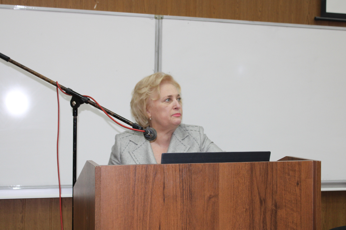 Светлана Беспалова презентует доклад на заседании Ученого совета