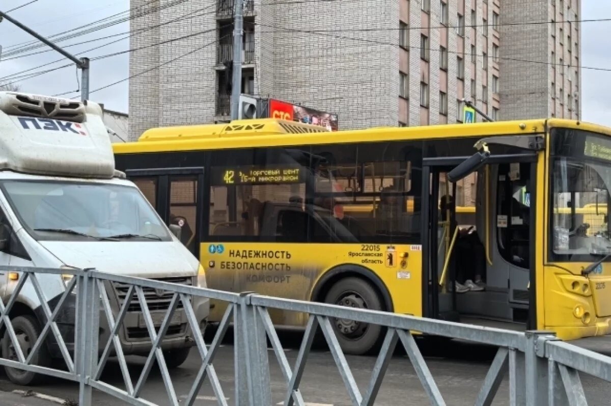    Из-за курящего ярославцы водитель автобуса врезался в столб
