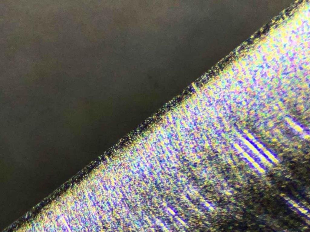 На вид гладкая поверхность под микроскопом выглядит неровной