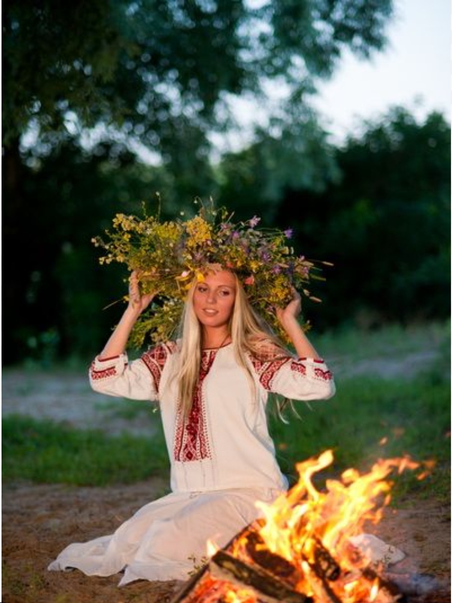 Девушка-славянка у костра (в качестве иллюстрации)