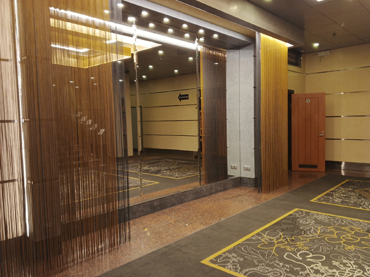 Холл на первом этаже перед рестораном. Фото Галины Малышевой.