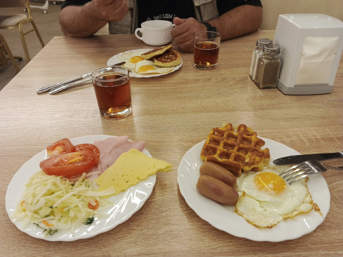Первый завтрак перед началом работы. Фото Галины Малышевой.