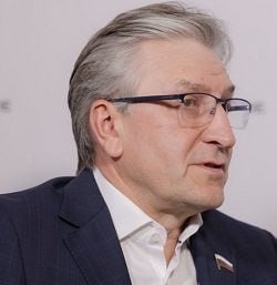     — Сильно ничего не меняется, но у налогового органа появляется возможность избежать судебных издержек и исполнительного листа. Раньше суд и приставы занимались этим вопросом, теперь налоговый орган сам будет заниматься этим делом. Но там есть такая оговорка: в случае, когда ситуация абсолютно явная. <...> У граждан остается возможность, если они не согласны с этим, написать письмо в произвольной форме. Тогда налоговый орган на это обратит внимание, и уже в судебном порядке этот вопрос будет решен, — прокомментировал нововведение депутат Госдумы и член Комитета по бюджету и налогам Айрат Фаррахов.