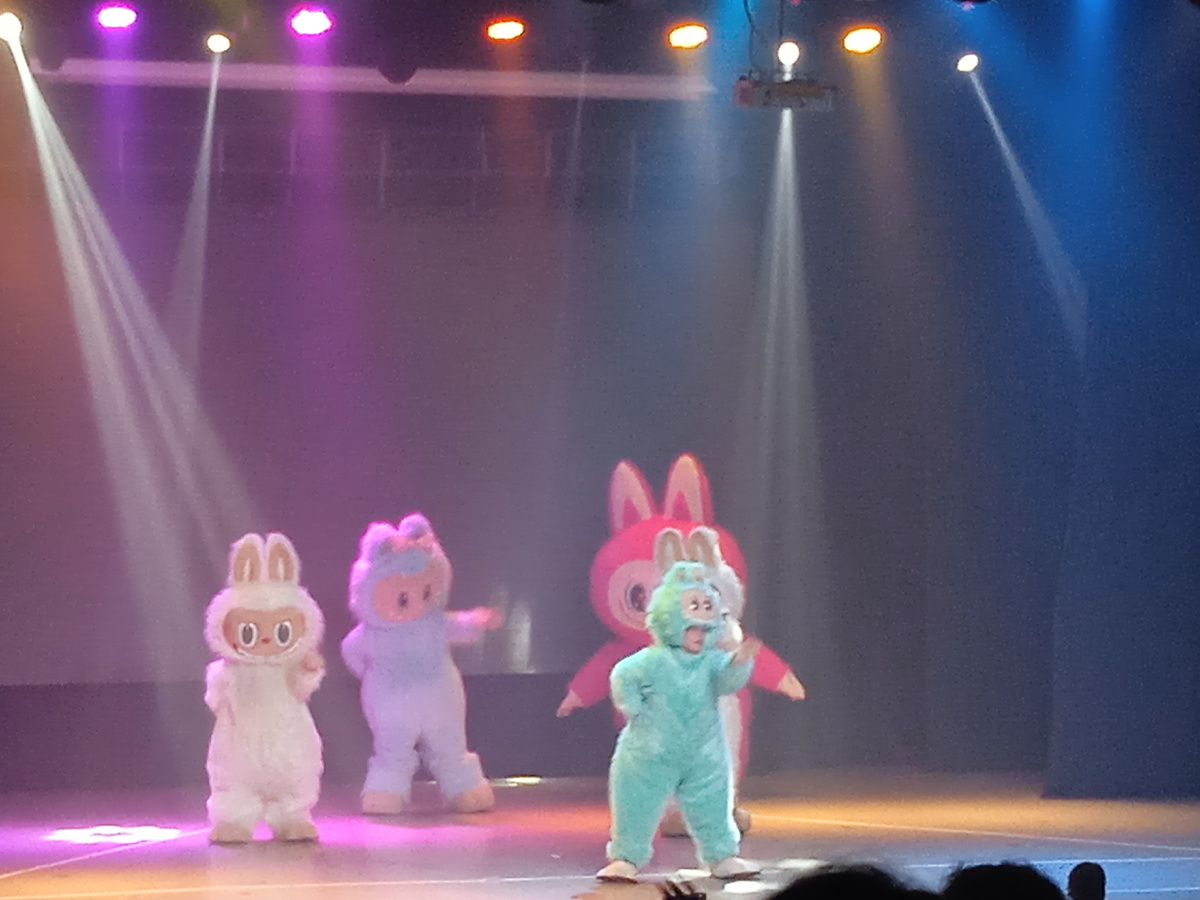 Конец шоу. Монстр в голубом костюме вела все шоу, остальные вышли в конце для массового танца.  