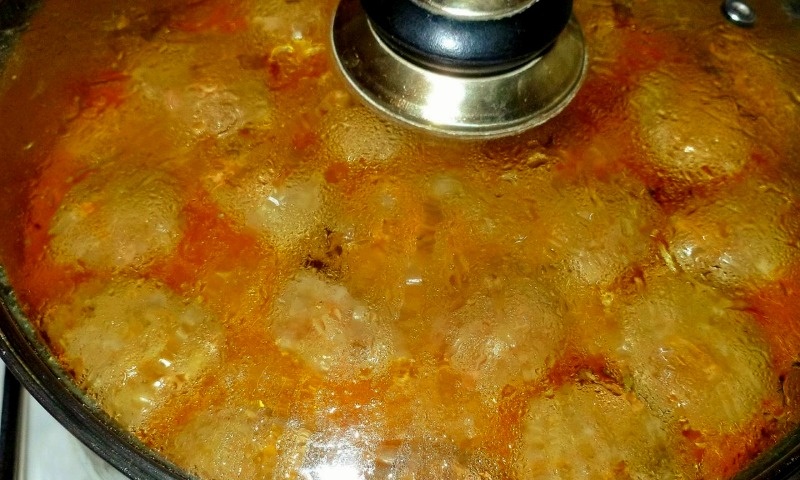 Тушим под крышкой полчаса на медленном огне