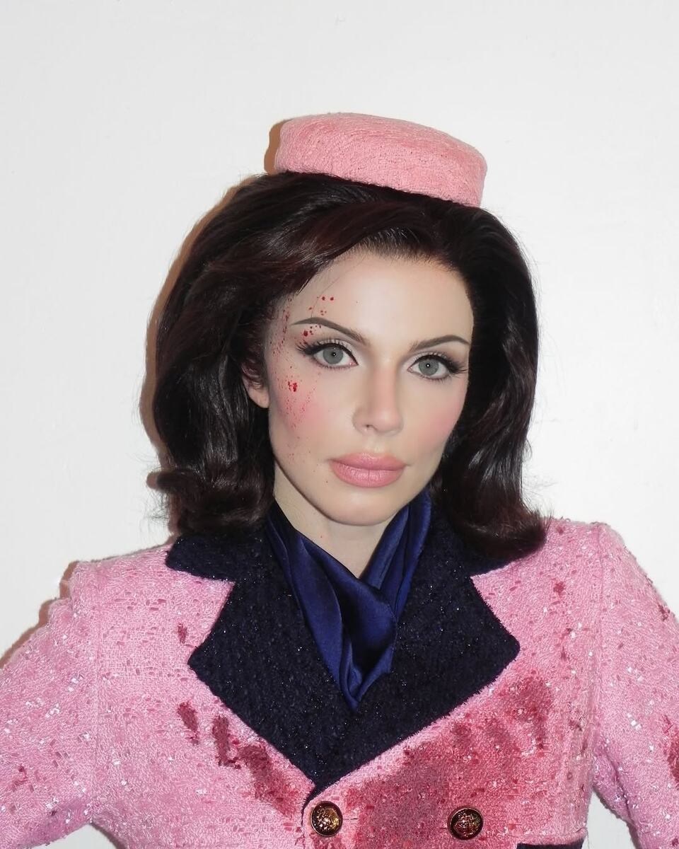 Снимками наряда Джулия Фокс поделилась в соцсетях