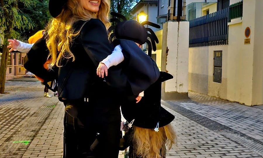 Эмбер Херд в костюме ведьмы впервые снялась с тремя детьми