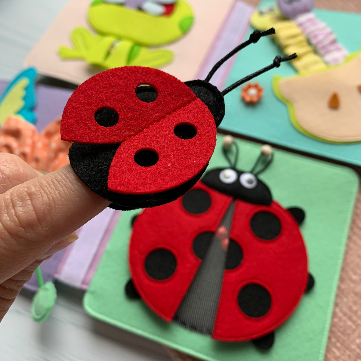 Пальчиковая божья коровка из игрового планшета N2 от MimiBabyBook