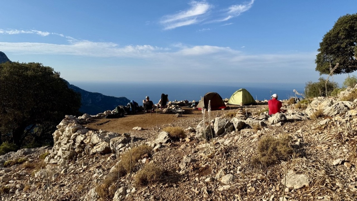Видовое место под палатку в часе ходьбы от Еди Бурунлара