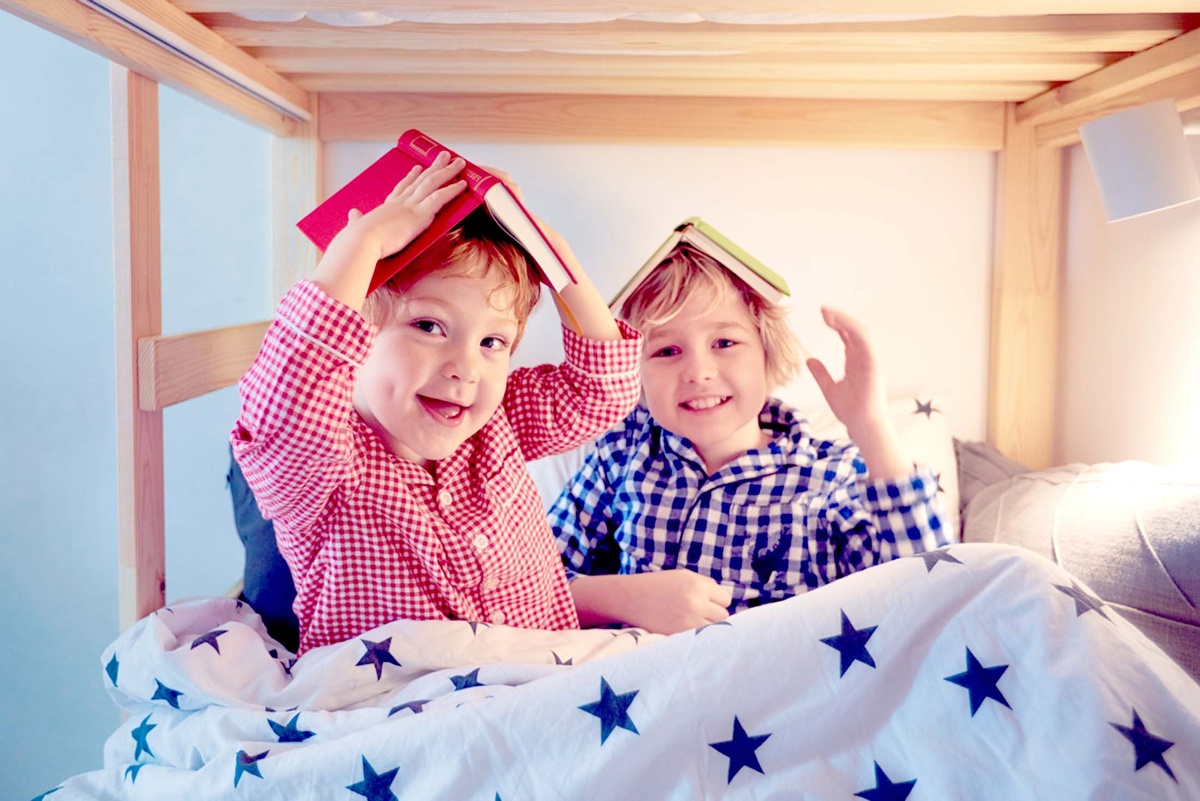    Ребенок может спать на верхнем ярусе уже с шести лет. Важно установить там высокий бортик. / Фото: iStock