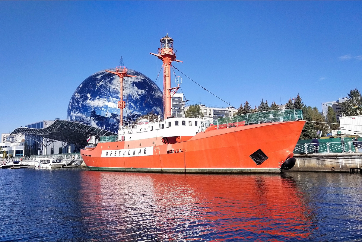 Планета океана и маяк «Ирбенский». Фото автора