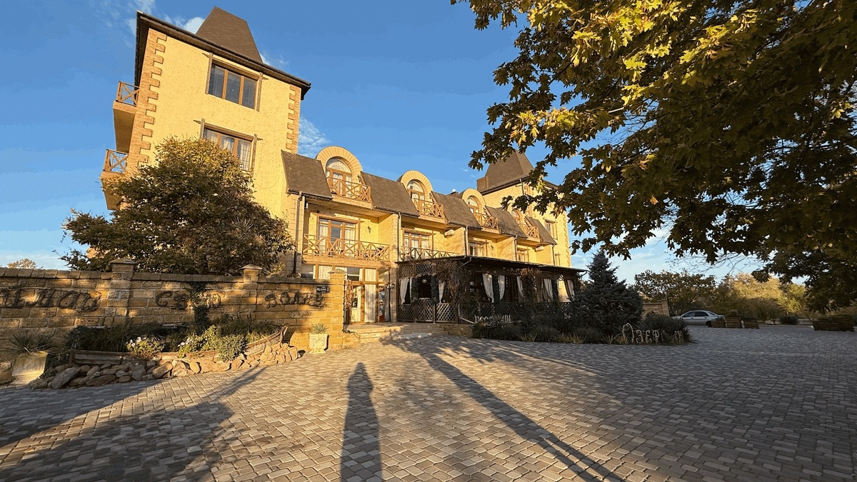 Бабулечки, с которыми мы там познакомились, говорили, что у него есть еще один корпус, но я его не видела и ничего про него не знаю